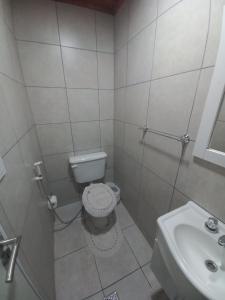 uma pequena casa de banho com WC e lavatório em Departamento 1 Dormitorio 1 cama 2 plazas y 1 cama 1 plaza deplazable( para 2 chicos ) em Corrientes
