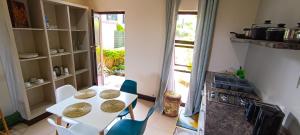 une cuisine avec une table, des chaises et une cuisinière dans l'établissement The Zen Den, à Durban 21 autres photos