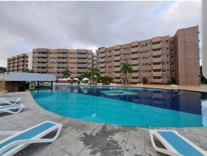 uma grande piscina em frente a um hotel em Gran Lençóis Flat Residen em Barreirinhas