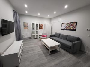 una sala de estar con un sofá y una mesa en Casa albalunasss, en Salamanca 6 fotos más