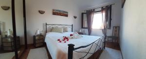 una camera da letto con un letto con sopra degli animali rossi di peluche di VILLA IBISCO a Tertenìa