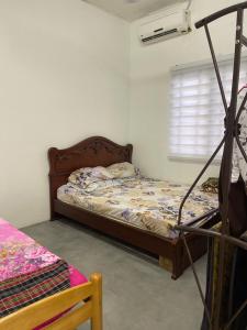 - une chambre avec un lit et une fenêtre dans l'établissement D Alfa homestay, à Port Dickson