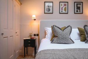 1 dormitorio con cama blanca y mesita de noche negra en The Yard in Bath Hotel en Bath