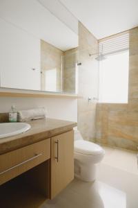 een badkamer met een toilet, een wastafel en een douche bij Edificio Reserva del Mar, apartamentos 1618, 1614 y 1714 in Santa Marta