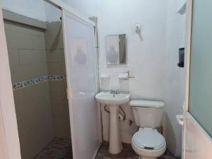 Baño blanco con aseo y lavamanos en C911 Casa 2 niveles y alberca privada, en Peñita de Jaltemba