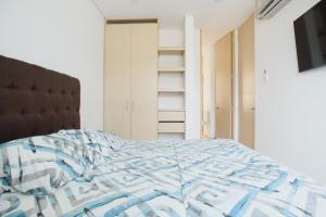 a bedroom with a bed and a closet at Edificio Reserva del Mar, apartamentos 1618, 1614 y 1714 in Santa Marta +31 photos