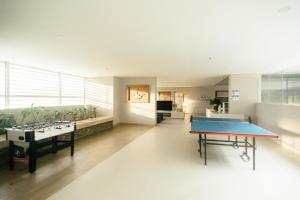 una sala de estar con mesa de ping pong. en Edificio Reserva del Mar, apartamentos 1618, 1614 y 1714, en Santa Marta