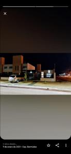 un coche aparcado delante de un edificio por la noche en Alquiler Temporario Capitan Bermudez en Ricardone
