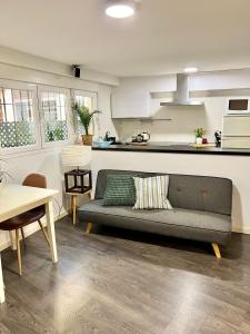 A kitchen or kitchenette at El patio de Lindo
