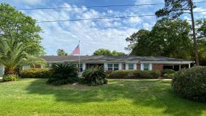 Una casa con una bandiera americana nel cortile di GOLDEN DAYS DUPLEX Duplex a Jekyll Island