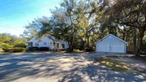 una casa bianca con un garage in un vialetto di CARRIED AWAY home a Jekyll Island