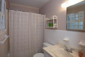 een badkamer met een wastafel, een toilet en een douche bij AMERICAN PIE home in Jekyll Island
