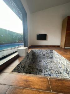 um quarto com uma piscina e piso em azulejo em PANACHE by VG em Lonavala