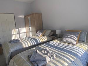 two beds sitting next to each other in a bedroom at Glenbann House in Coleraine