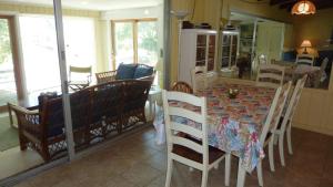 Χώρος καθιστικού στο COTTAGE BY THE SEA - Unit A Duplex