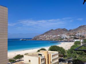 Elle offre une vue sur la plage et l'océan. dans l'établissement Mar & Morna, à Mindelo