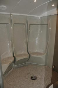 - une salle de bains avec deux urinoirs dans une chambre dans l'établissement Strenči Guesthouse & SPA, à Strenči