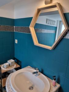 y baño con lavabo y espejo. en Studio AU CENTRE de Chimay, arrivee autonome, en Chimay