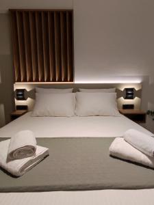 Postel nebo postele na pokoji v ubytování Ruby Luxury Suites