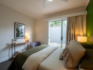 a bedroom with a large bed and a window at Bendigo Backpackers in Bendigo
