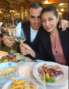 um homem e uma mulher sentados numa mesa com um prato de comida em Casa Viola Vicenza Park Free em Vicenza