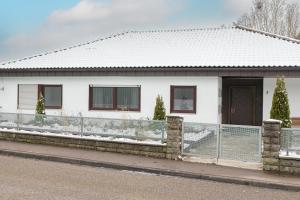 a white house with a fence in front of it at INhome Design Studio für 2 - Küche - Parkplatz - Netflix in Crailsheim
