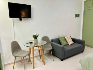 A television and/or entertainment centre at El patio de San Miguel
