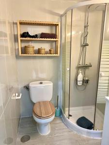 A bathroom at El patio de San Miguel