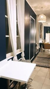 マルセイユにあるVieux Port Studio Chicの白いテーブルと窓が備わる客室です。