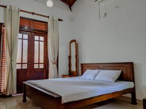 Kama o mga kama sa kuwarto sa Serendip Villa&Home Stay Talalla Sri Lanka
