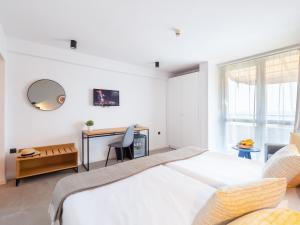 ein weißes Schlafzimmer mit einem großen Bett und einem Schreibtisch in der Unterkunft Hotel Excelsior - All Inclusive in Goldstrand