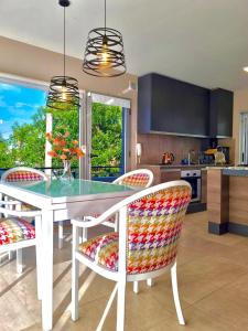 eine Küche mit einem weißen Tisch und Stühlen sowie eine Küche in der Unterkunft STUDIO/9 CERRO in Cordoba