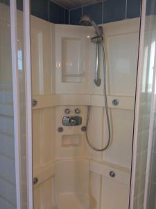 La salle de bains est pourvue d'une cabine de douche. dans l'établissement Maison de ville Longueau, Amiens Métropole, à Longueau