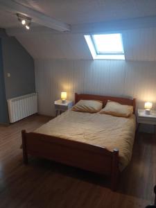 - une chambre avec un grand lit et 2 tables de chevet dans l'établissement Maison de ville Longueau, Amiens Métropole, à Longueau