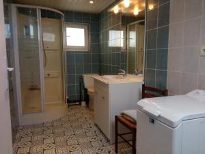 La salle de bains est pourvue d'une douche, d'un lavabo et de toilettes. dans l'établissement Maison de ville Longueau, Amiens Métropole, à Longueau