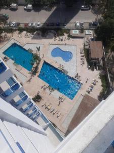 Výhled na bazén z ubytování Apartamento frente al mar cerca a Santa Marta nebo okolí