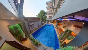 una vista aérea de una piscina en un edificio en FARAWAY SUITES, en Vang Vieng