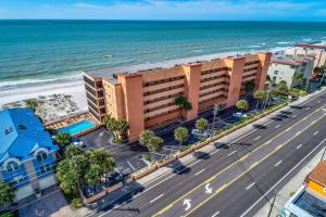 una vista aérea de la playa y el océano en Villa Madeira 504 - Premier, en St Pete Beach