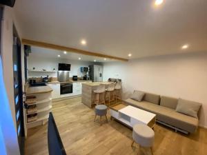 a living room with a couch and a kitchen at ÉDEN in Vitry logement entier in Vitry-sur-Seine