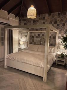 um quarto com uma cama de dossel num quarto em Hotel Villas Gaia Ecolodge em Uvita