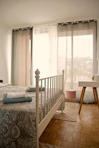 Fotografia z galérie ubytovania Bergson Top - Appart 80m2, 2 grandes chambres, entièrement rénovée et équipée, lumineux, WIFI, balcon, calme, vue imprenable v destinácii Saint-Étienne