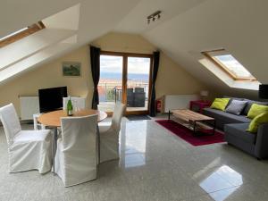 a living room with a table and a couch at Ferienwohnung Fernblick Pfalz - mit Sauna in Weyher