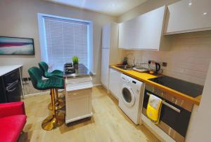 a kitchen with a washer and dryer in a room at Bristol City Stays - Harbourside Apartments in Bristol