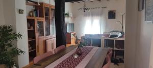 Pokój ze stołem, krzesłami i biurkiem w obiekcie Casa termas de Arnedillo w mieście Arnedillo
