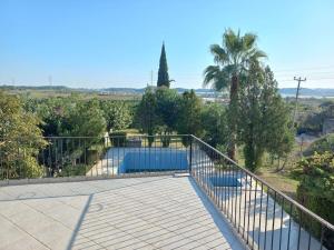 - Balcón con valla y piscina en 4 yatak odalı Harika müstakil villa en Manavgat