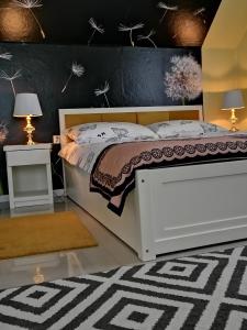 Postel nebo postele na pokoji v ubytování GOLD apartamenty & spa