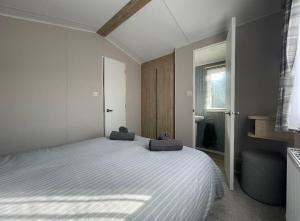 Schlafzimmer mit einem Bett und einem Fenster in der Unterkunft Newperran 102 in Cubert