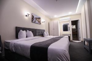 Postel nebo postele na pokoji v ubytování Royal Hotel Assiut
