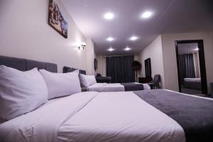 Postel nebo postele na pokoji v ubytování Royal Hotel Assiut