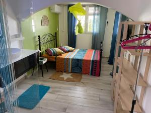 ein Schlafzimmer mit einem Bett und einem Waschbecken in einem Zimmer in der Unterkunft Villa Délia in Le Lamentin